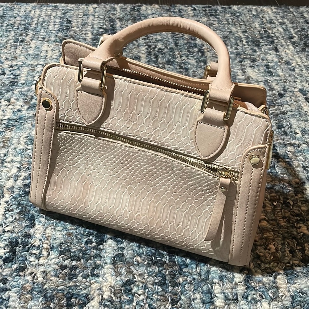 Light pink handbag, leather with gold details, with strap